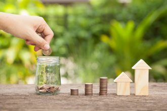 Salariés profitant de l'épargne d'entreprise pour leurs projets financiers