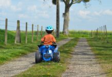 un enfant sur son mini quad