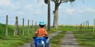 un enfant sur son mini quad