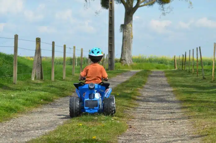 un enfant sur son mini quad